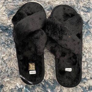 Women’s Black Fluffy slippers